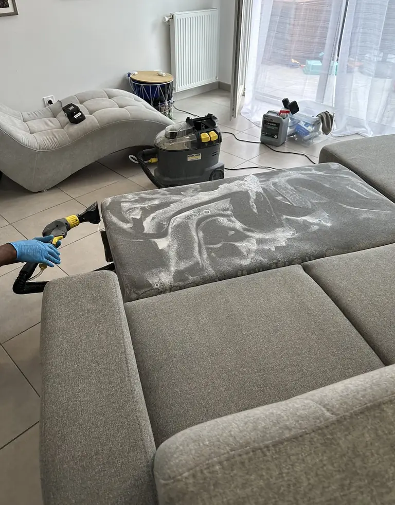Nettoyage d’un canapé par injection-extraction, photo d’une intervention Clean Wash Home